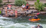 Umbi dan Kayaker di Clear Creek di Golden CO Summer