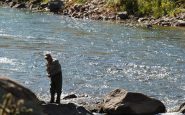 Pemancing Memancing di Sungai Arkansas Echo Colorado