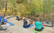 Gambar orang melakukan yoga di Align in the Pines di keystone